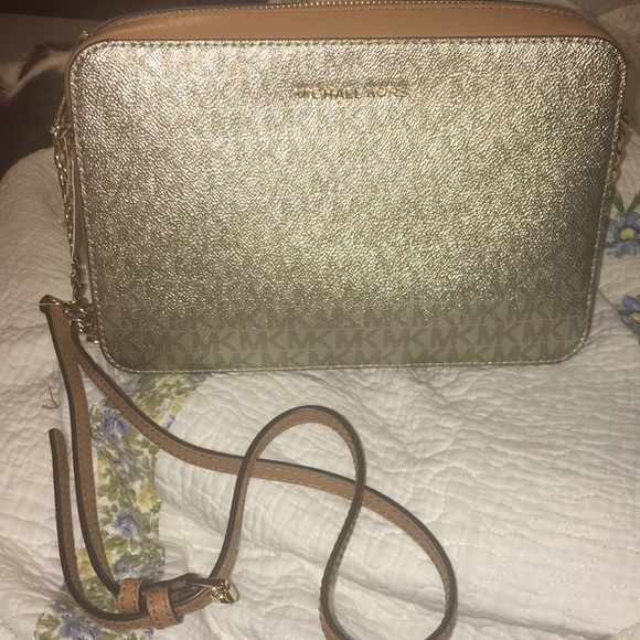 Michael Kors Handbags - Host Pick❤️Michael Kors crossbody❤️24hr sale!!